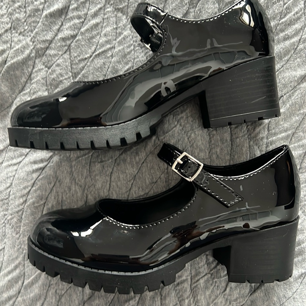 Girls size 2 Chunky Heeled Mary Jane in black patent leather